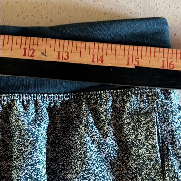 Lululemon Green Unlined Shorts Size L - Picture 11 of 11